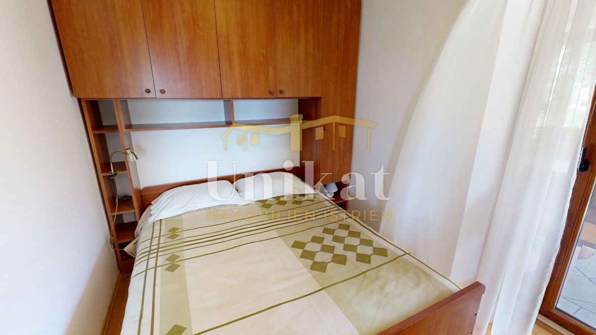 Posest z dvema kamnitima hišama - bazen in velika vrtna površina